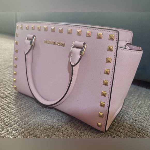 Michael Michael Kors

SELMA MEDIUM STUDDED SAFFIANO MESSENGER - Picture 2 of 8